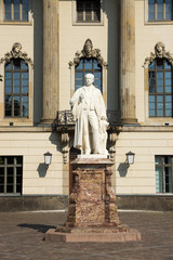 Helmholtz-Statue vor der Humboldt-Universit&auml;t zu Berlin, Deutschland