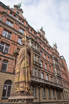 St. Ansgar-Statue auf der Trostbrücke von Hamburg