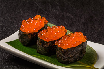 いくらの軍艦巻き　Japanese gourmet genuine finger sushi