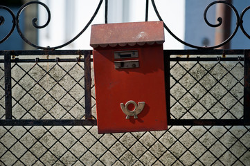 Alter, roter, schiefer Briefkasten 