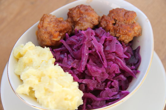 Rotkohl mit Fleischb&auml;llchen