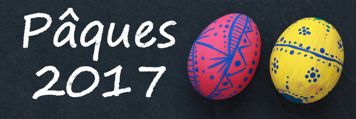 Pâques 2017 à la craie et œufs de Pâques sur tableau noir