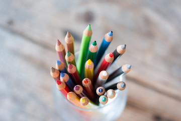 Farbige Buntstifte in Becher, Nahaufnahme