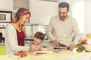 Obraz na płótnie Canvas Happy young family in the kitchen