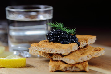 черная икра на хлебце с укропом и рюмкой водки