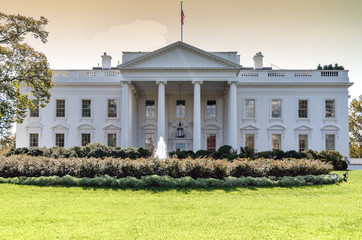 Fototapeta na wymiar The White House, in Washington DC; full view of northern facade