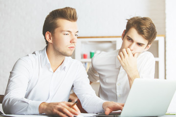 Obraz premium Men discussing project