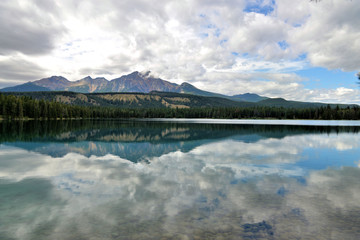 Reflet d'une montagne dans un lac au canada