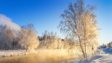 утренний весенний пейзаж с туманом и лесом на берегу реки, Россия, Урал, февраль