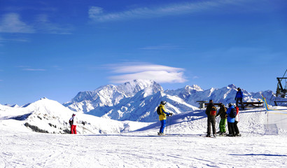 Skieurs au départ de piste.