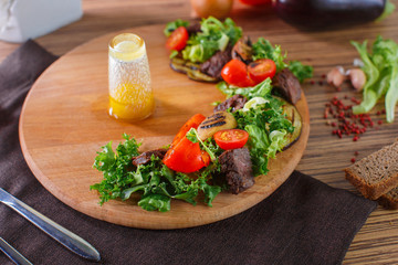 Salad leaves with sliced roast beef and sun-dried cherry tomatoes