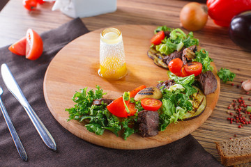 Salad leaves with sliced roast beef and sun-dried cherry tomatoes