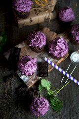 Chocolate muffins with bilberry cream
