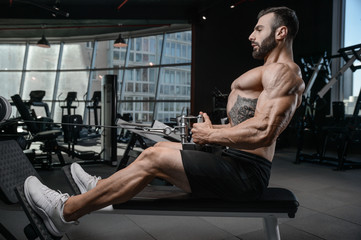 Naklejka premium Fitness instructor handsome man in the gym gain muscle