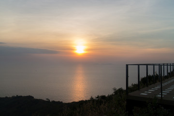 Obraz premium Beautiful sunset at viewpoint in the koh lan.