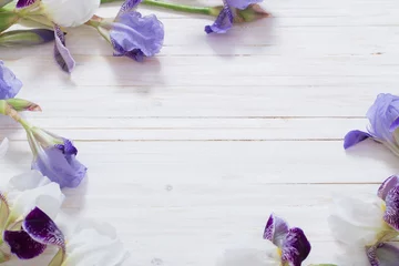 Crédence de cuisine en verre imprimé Iris flowers on white wooden background