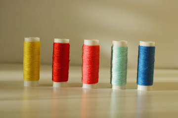 HILO, COLORES,EMOCIONES,ALGODÓN,ENHEBRAR,AZUL,ROJOVERDE,AMARILLO