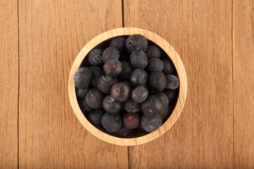 blueberry in wooden bowl