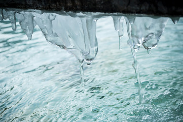 stalactites dans une fontaine gelée