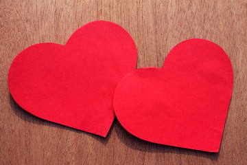 Obraz premium Red hearts on the wooden background.