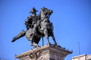 Fototapeta na wymiar Statua a Milano
