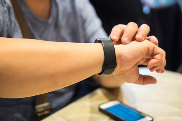Naklejka premium Male using smart watch in the restaurant