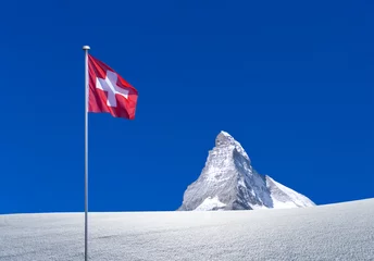 Selbstklebende Fototapete Matterhorn Matterhorn mit Schweizer Fahne