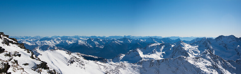 Bergpanorama im Winter mit schneebedeckten Gipfeln