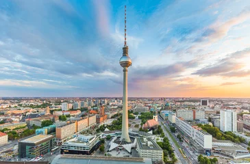 Schilderijen op glas De skyline van Berlijn met tv-toren bij zonsondergang, Duitsland © JFL Photography