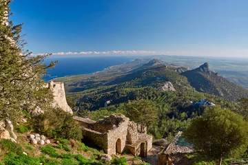 Papier Peint photo Lavable Chypre Vue sur les montagnes de Chypre du Nord depuis le château de Kantara