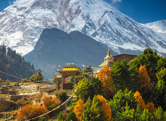Buddhistisches Kloster und Manaslu-Berg im Himalaya, Nepal. Blick vom Manaslu Circuit Trek