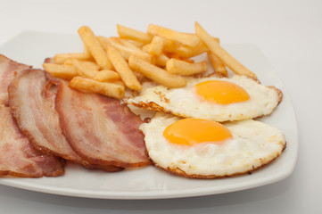 huevos con bacon y patatas fritas