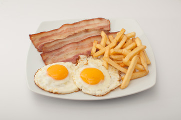 huevos con bacon y patatas fritas