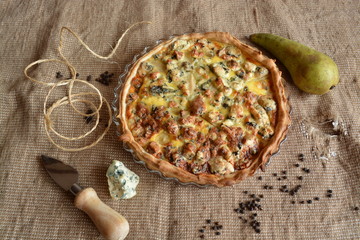 Pie with pear and blue cheese