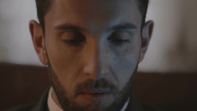 Viso di un uomo d'affari che parla al telefono nella sua stanza
