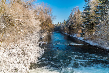 Loisach-Kanal im Winter bei Wolfratshausen kurz vor der Mündung in die Isar