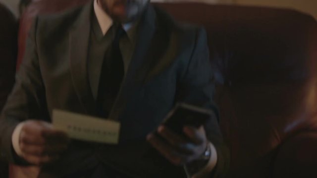 Uomo d'affari che fa una chiamata nel suo salone