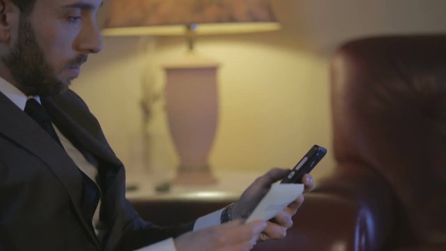 Uomo d'affari che fa una chiamata nel suo salone