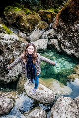 Fillette dans le lit de la Sorgue vers le gouffre de Fontaine-de-Vaucluse