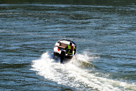 Motorboot eilt zum Erste Hilfe Einsatz auf dem Wasser