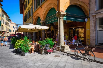 Crédence de cuisine en verre imprimé Tour de Pise Narrow cozy street in Pisa, Tuscany. Italy