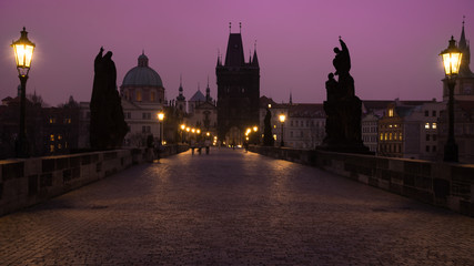 Fototapeta na wymiar Amanecer en el puente Carlos - Praga