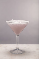 Cocktail med marmor bordsyta och ljus tonad bakgrund