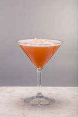 Cocktail med marmor bordsyta och ljus tonad bakgrund