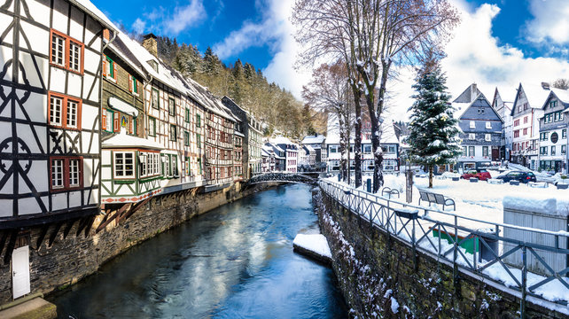 Monschau im Winter - historische Altstadt - Fachwerkhäuser am Fluss