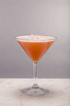 Cocktail med marmor bordsyta och ljus tonad bakgrund