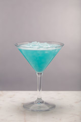 Cocktail med marmor bordsyta och ljus tonad bakgrund