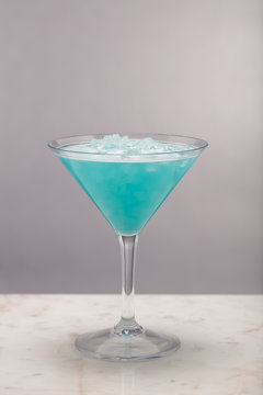 Cocktail med marmor bordsyta och ljus tonad bakgrund