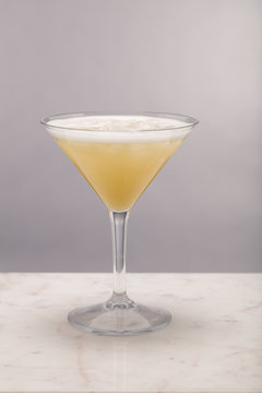 Cocktail med marmor bordsyta och ljus tonad bakgrund