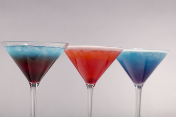 Cocktail med ljus tonad bakgrund